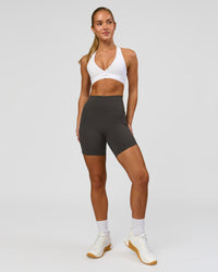 Woman wearing Fusion Ultra High-Rise 6" Short Pockets - Onyx | Model:Issy | Size:XS | Thumbnail Index: 7