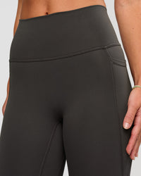 Woman wearing Fusion Ultra High-Rise 7/8 Legging Pockets - Onyx | Model:Issy | Size:XS | Thumbnail Index: 4