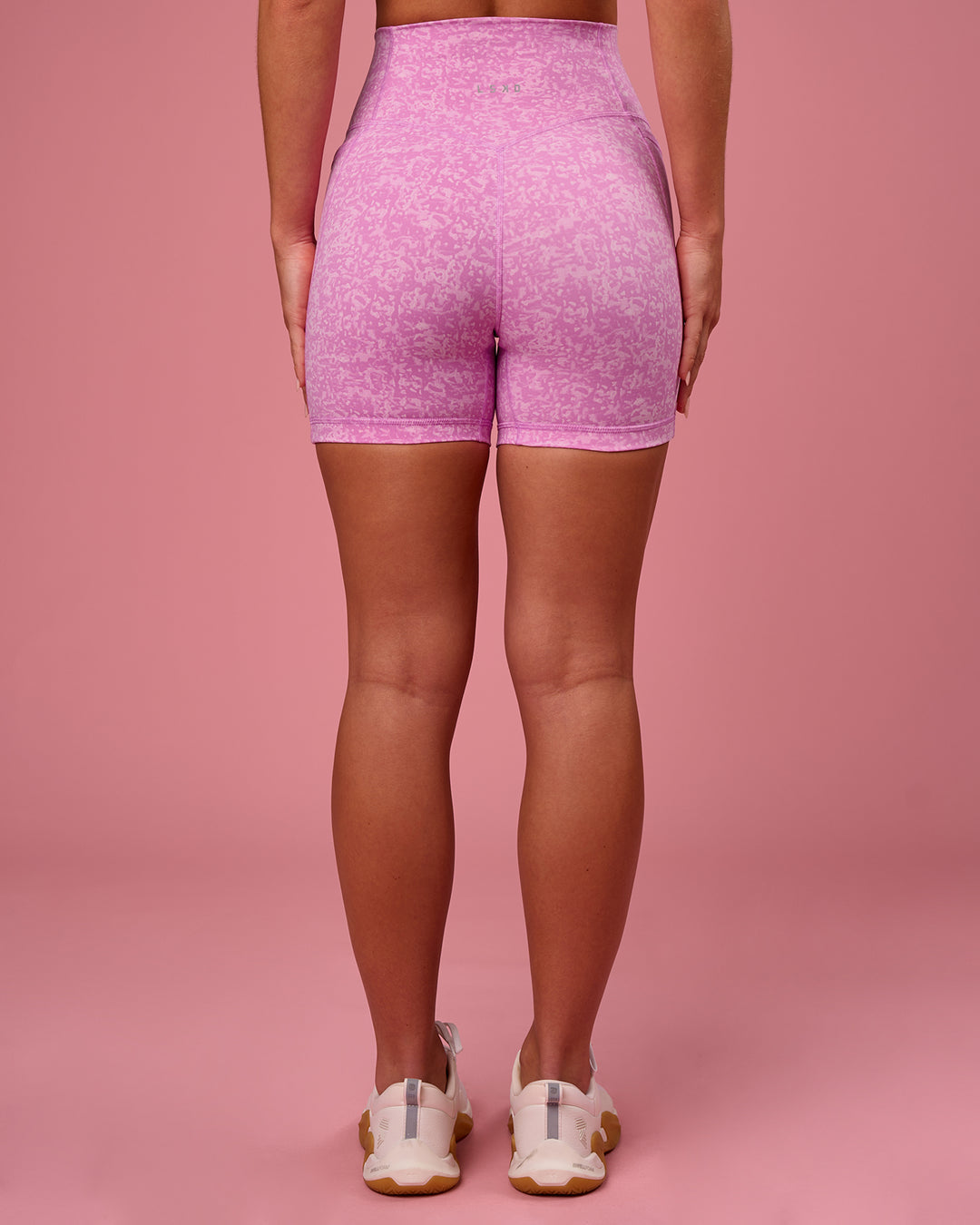 Woman wearing Fusion V-Contour Ultra High-Rise 4” Short Pockets - Energy Print Marshmallow | Model:Issy | Size:XS - view 8