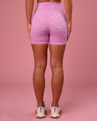 Woman wearing Fusion V-Contour Ultra High-Rise 4” Short Pockets - Energy Print Marshmallow | Model:Issy | Size:XS | Thumbnail Index: 7