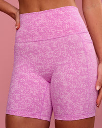 Woman wearing Fusion V-Contour Ultra High-Rise 6" Short Pockets - Energy Print Marshmallow | Model:Issy | Size:XS | Thumbnail Index: 2