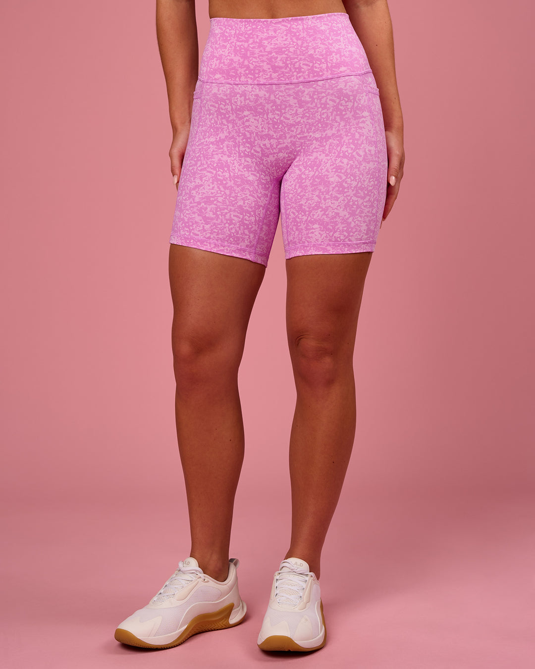 Woman wearing Fusion V-Contour Ultra High-Rise 6" Short Pockets - Energy Print Marshmallow | Model:Issy | Size:XS - view 7