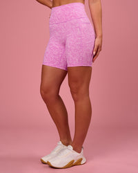 Woman wearing Fusion V-Contour Ultra High-Rise 6" Short Pockets - Energy Print Marshmallow | Model:Issy | Size:XS | Thumbnail Index: 9