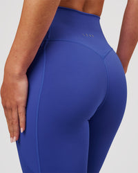 Woman wearing Fusion V-Contour Ultra High-Rise 7/8 Legging Pockets - Power Cobalt | Model:Issy | Size:XS | Thumbnail Index: 4