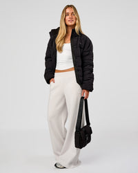 Woman wearing Go-To Puffer Jacket - Black | Model:Issy | Size:XS | Thumbnail Index: 10