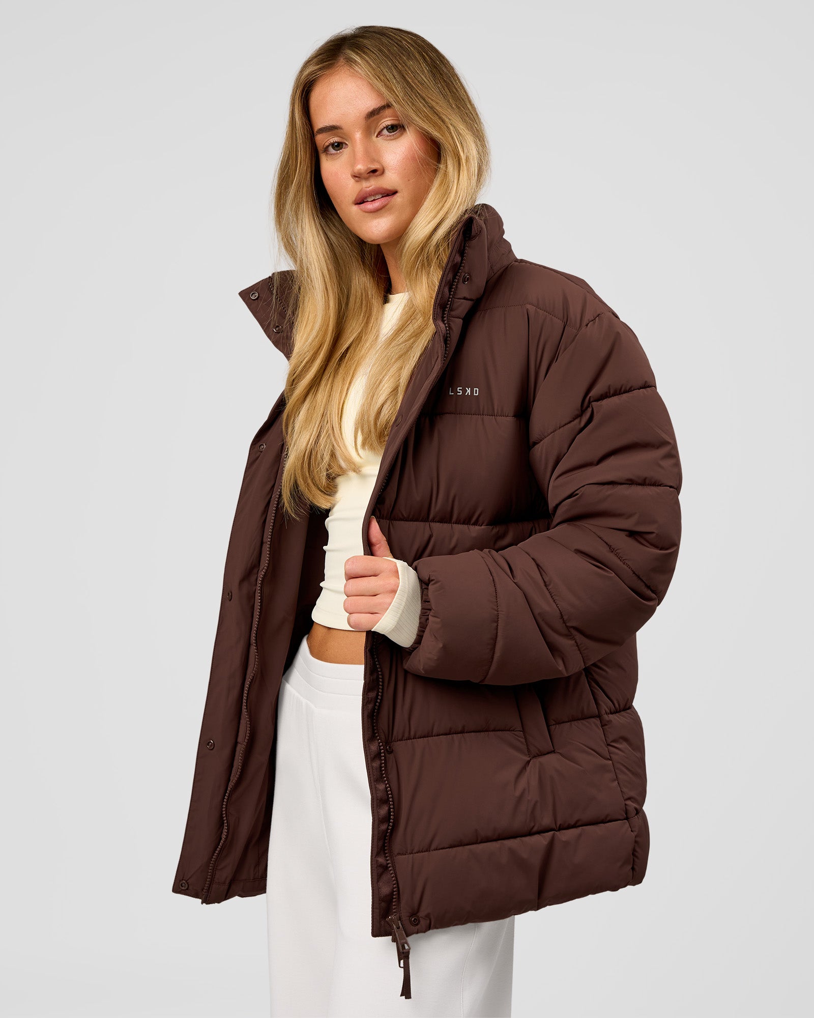 Woman wearing Go-To Puffer Mid Jacket - Hot Chocolate | Model:Issy | Size:XS