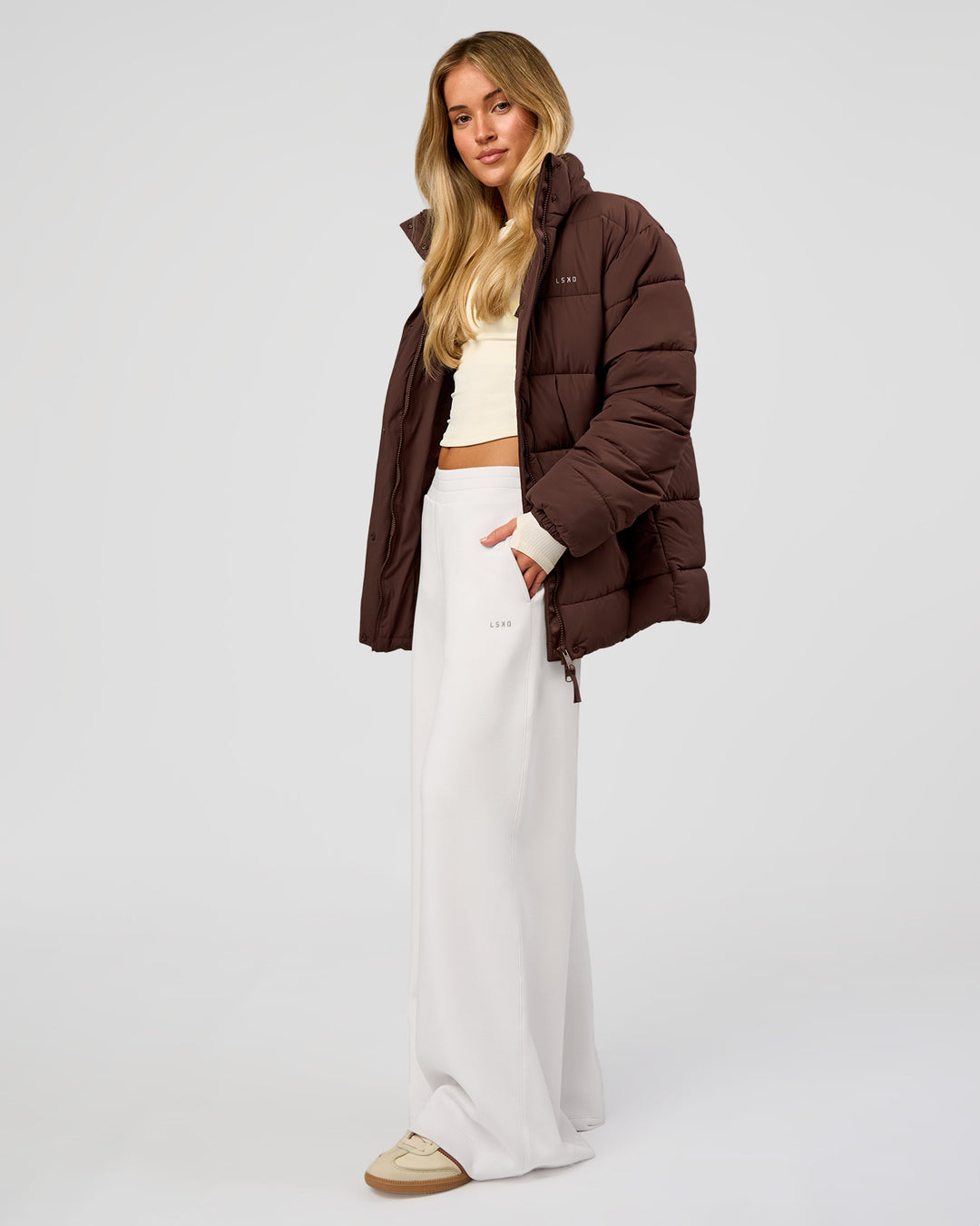 Woman wearing Go-To Puffer Mid Jacket - Hot Chocolate | Model:Issy | Size:XS - view 5
