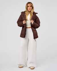 Woman wearing Go-To Puffer Mid Jacket - Hot Chocolate | Model:Issy | Size:XS | Thumbnail Index: 5