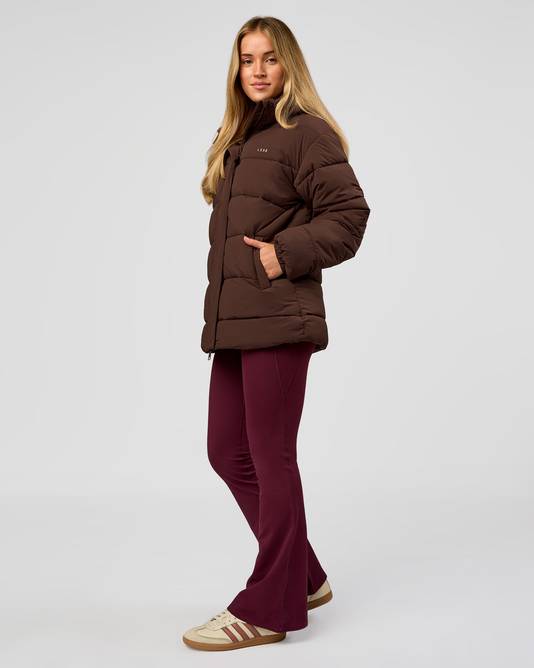 Woman wearing Go-To Puffer Mid Jacket - Hot Chocolate | Model:Issy | Size:XS - view 7