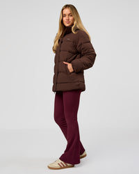 Woman wearing Go-To Puffer Mid Jacket - Hot Chocolate | Model:Issy | Size:XS | Thumbnail Index: 6