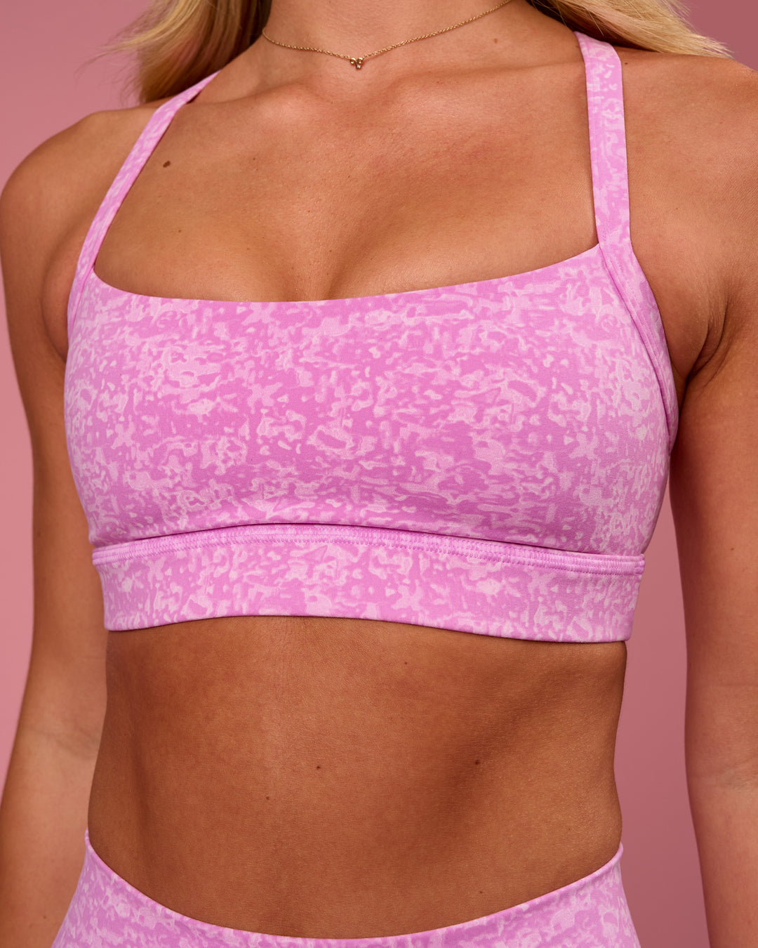 Woman wearing Momentum Sports Bra - Energy Print Marshmallow | Model:Issy | Size:XS - view 3