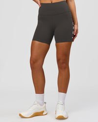 Woman wearing Rep Ultra High-Rise 4" Short Pockets - Onyx-White | Model:Issy | Size:XS | Thumbnail Index: 5
