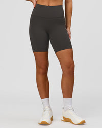 Woman wearing Rep Ultra High-Rise 6" Short Pockets - Onyx-white | Model:Issy | Size:XS | Thumbnail Index: 4