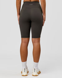Woman wearing Rep Ultra High-Rise 9" Short Pockets - Onyx-white | Model:Issy | Size:XS | Thumbnail Index: 7