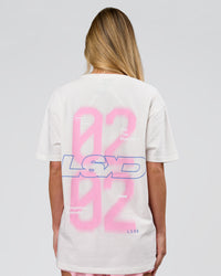 Woman wearing SoCal 26 FLXCotton Oversize Tee  - Off White-Pink Rose | Model:Issy | Size:XS | Thumbnail Index: 2
