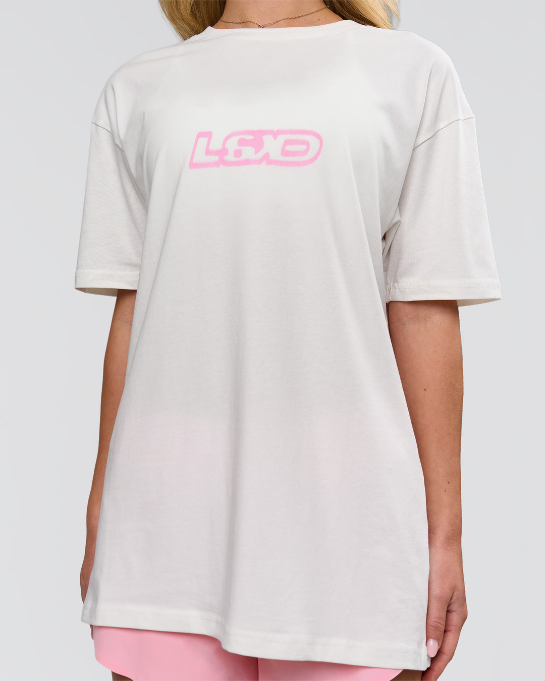 Woman wearing SoCal 26 FLXCotton Oversize Tee  - Off White-Pink Rose | Model:Issy | Size:XS - view 6