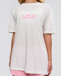 Woman wearing SoCal 26 FLXCotton Oversize Tee  - Off White-Pink Rose | Model:Issy | Size:XS | Thumbnail Index: 5