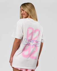 Woman wearing SoCal 26 FLXCotton Oversize Tee  - Off White-Pink Rose | Model:Issy | Size:XS | Thumbnail Index: 17