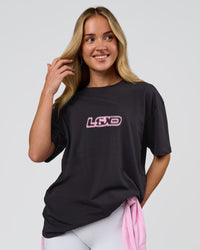 Woman wearing SoCal 26 FLXCotton Oversize Tee  - Onyx-Pink Rose | Model:Issy | Size:XS | Thumbnail Index: 5