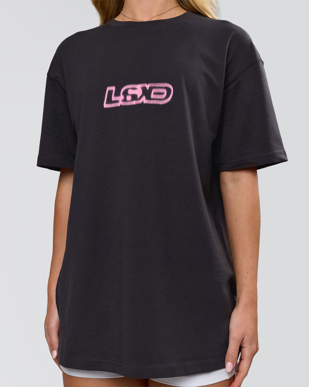 Woman wearing SoCal 26 FLXCotton Oversize Tee  - Onyx-Pink Rose | Model:Issy | Size:XS - view 9