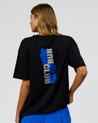 Woman wearing Run Club Elevate FLXCotton Oversized Tee - Black-Electric Indigo | Model:Leilani | Size:XS