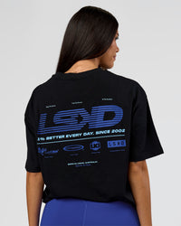 Woman wearing Archive FLXCotton Oversized Tee - Black-Electric Indigo | Model:Rhiley | Size:XS | Thumbnail Index: 2