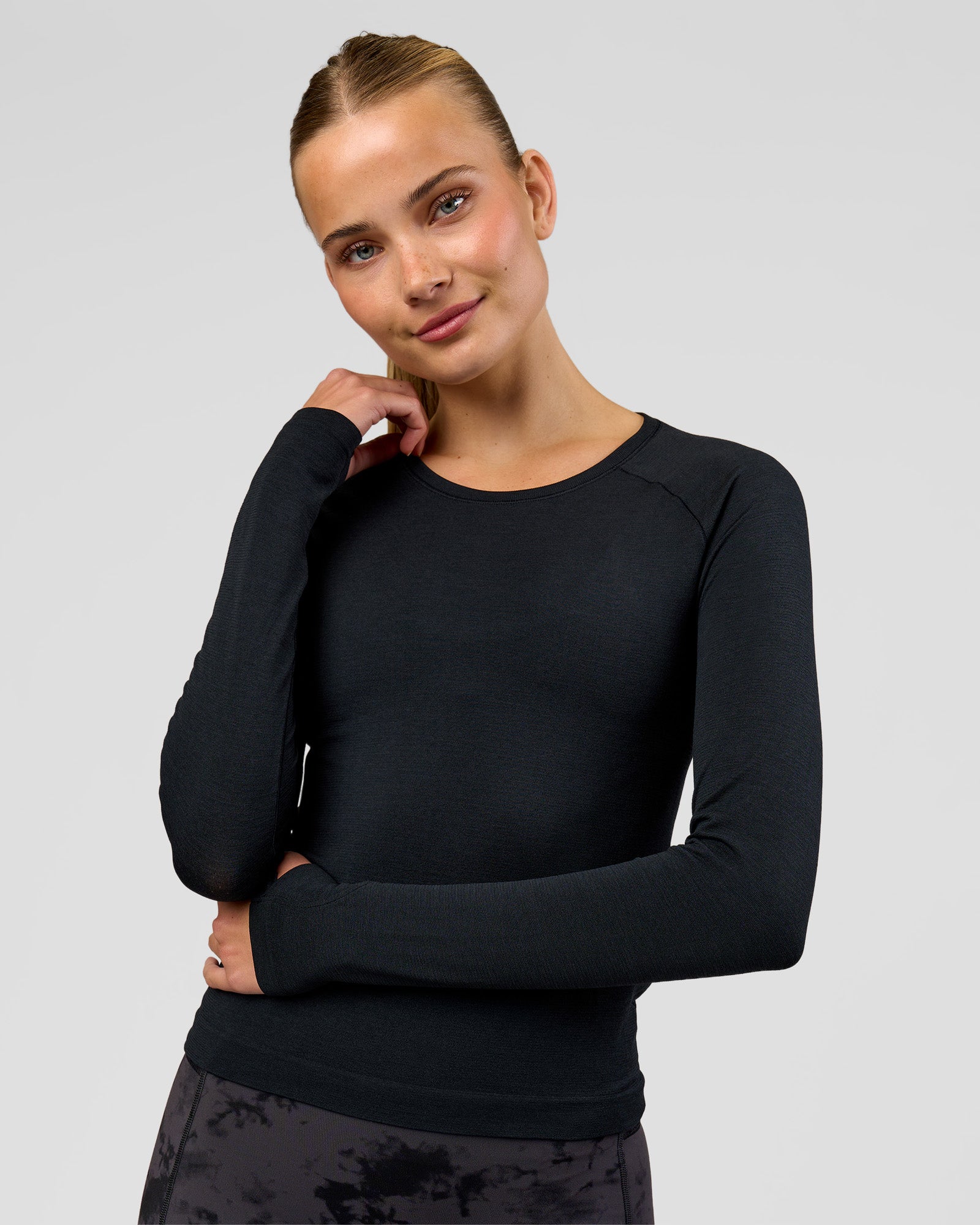 Woman wearing AeroFLX+ Seamless Long Sleeve Tee - Black Marl | Model:Taneisha | Size:XS