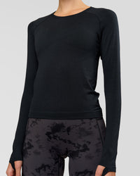 Woman wearing AeroFLX+ Seamless Long Sleeve Tee - Black Marl | Model:Taneisha | Size:XS | Thumbnail Index: 1