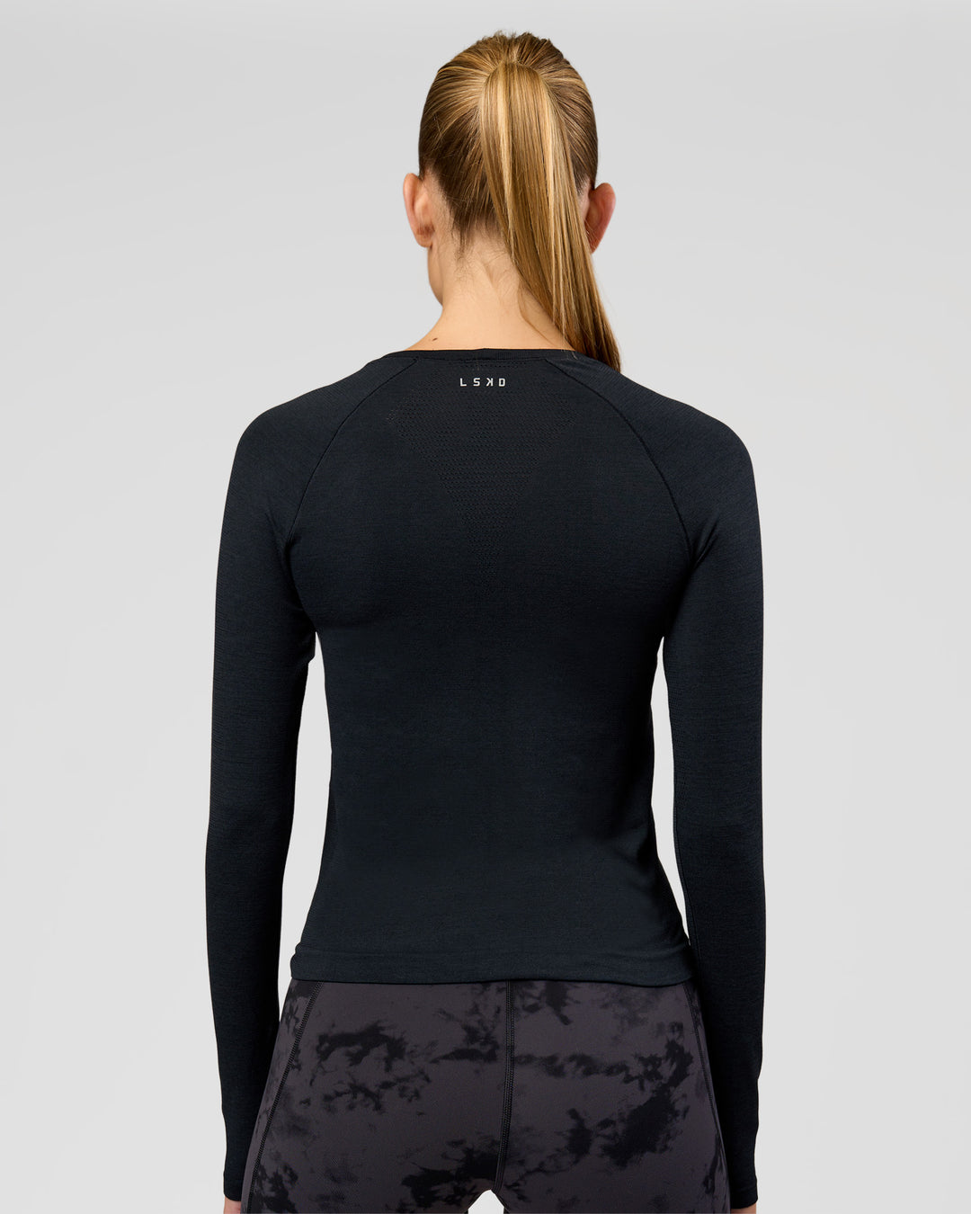 Woman wearing AeroFLX+ Seamless Long Sleeve Tee - Black Marl | Model:Taneisha | Size:XS - view 3