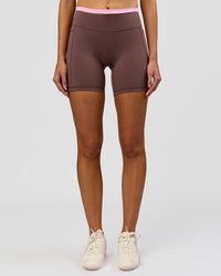 Woman wearing Bree Fusion High-Rise 6" Short Pockets - Cocoa Powder-Pink Rose | Model:Taneisha | Size:XS | Thumbnail Index: 3