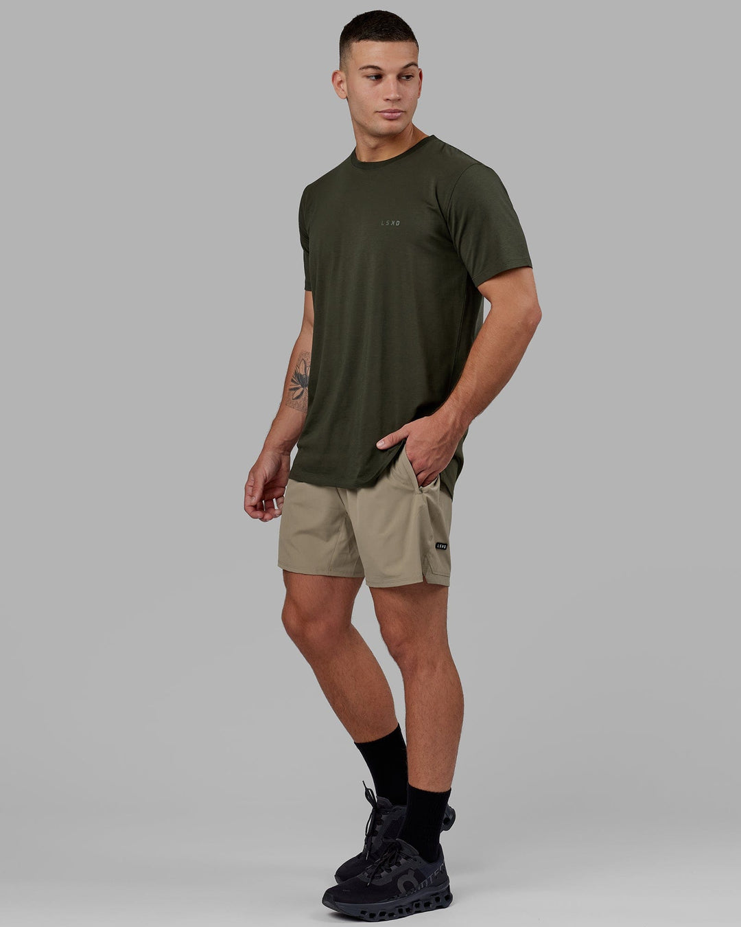 Man wearing Challenger 6&quot; Performance Short with Liner - Laurel Oak