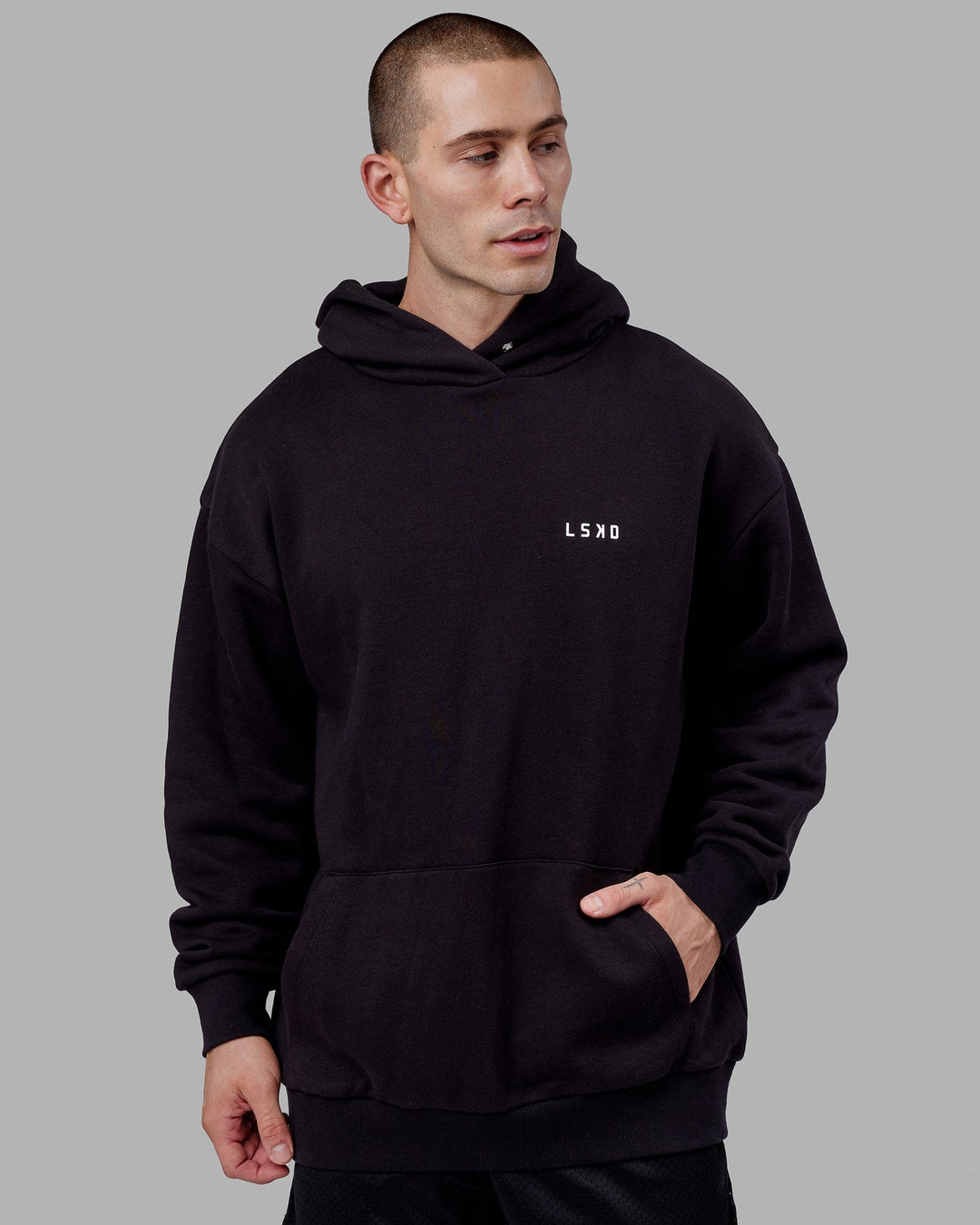 Man wearing Endeavour Longline Hoodie Oversize - Black