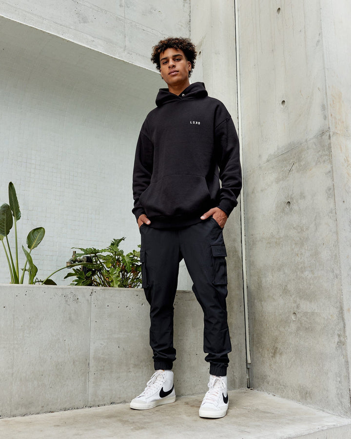 Man wearing Endeavour Longline Hoodie Oversize - Black