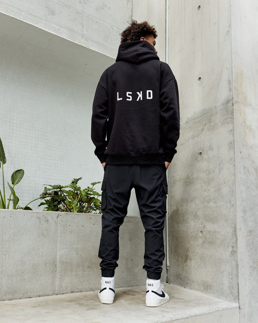 Man wearing Endeavour Longline Hoodie Oversize - Black