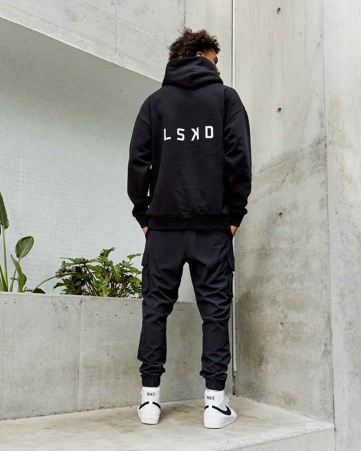 Man wearing Endeavour Longline Hoodie Oversize - Black