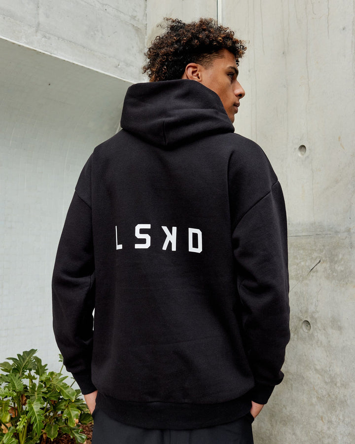 Man wearing Endeavour Longline Hoodie Oversize - Black