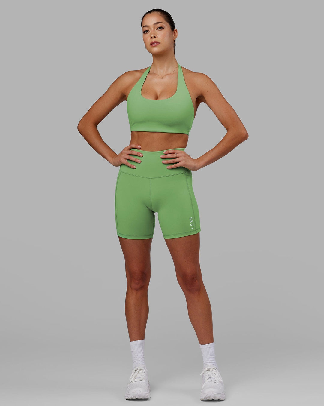 Woman wearing Flux Mid Short Tight - Apple Mint