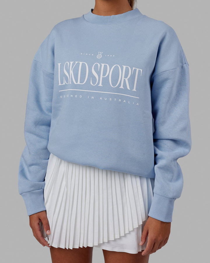 Woman wearing Unisex Heritage Sweater Oversize - Windsurfer