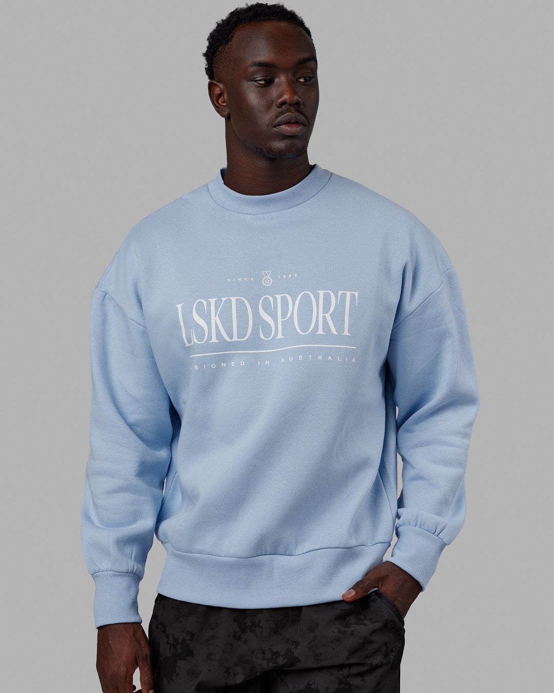 Man wearing Unisex Heritage Sweater Oversize - Windsurfer
