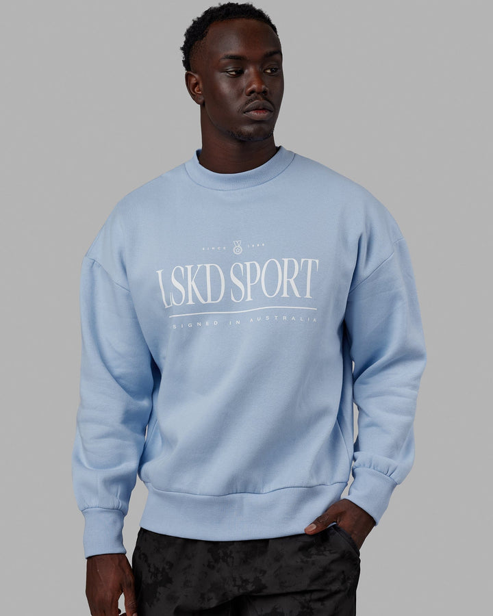 Man wearing Unisex Heritage Sweater Oversize - Windsurfer