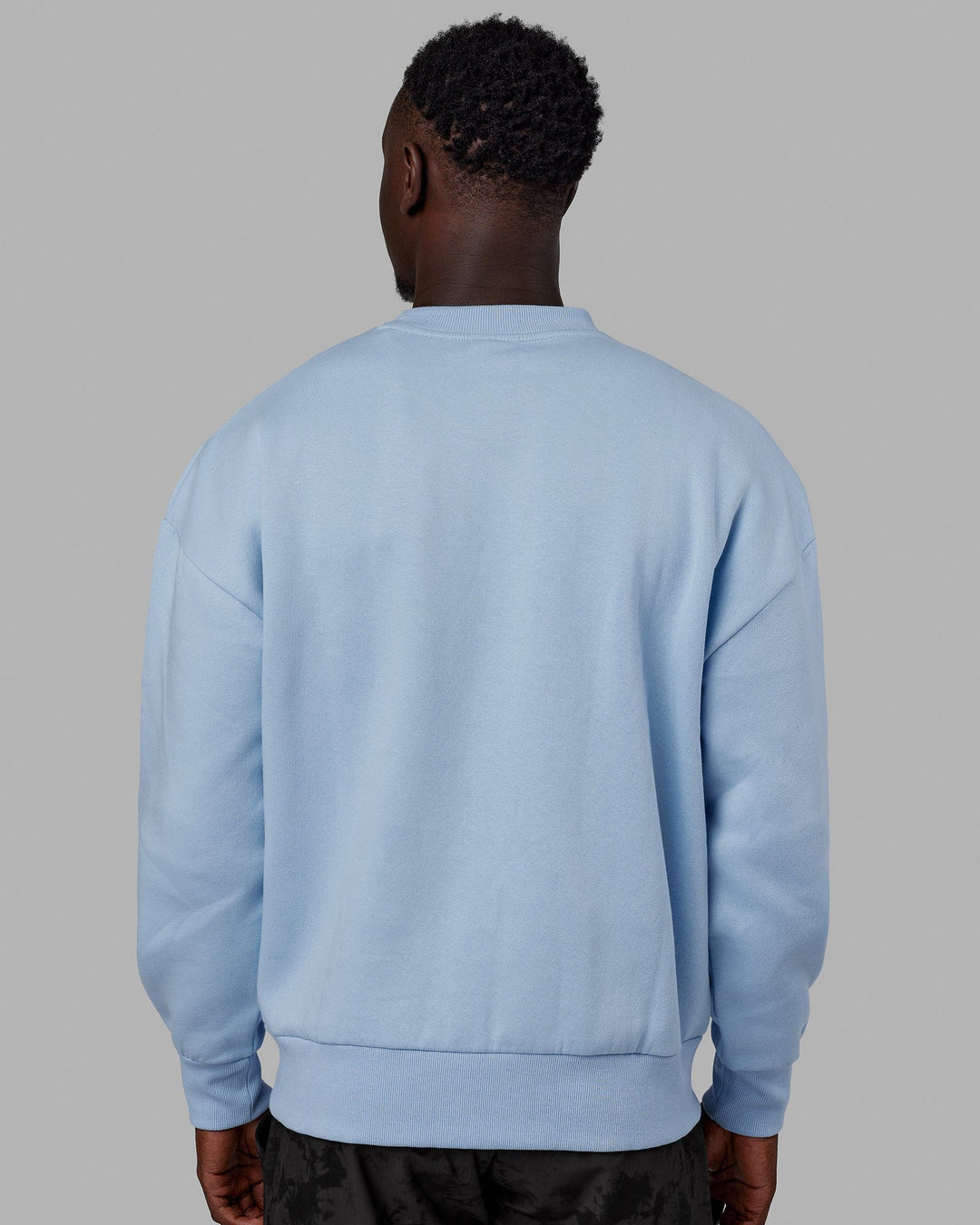 Man wearing Unisex Heritage Sweater Oversize - Windsurfer