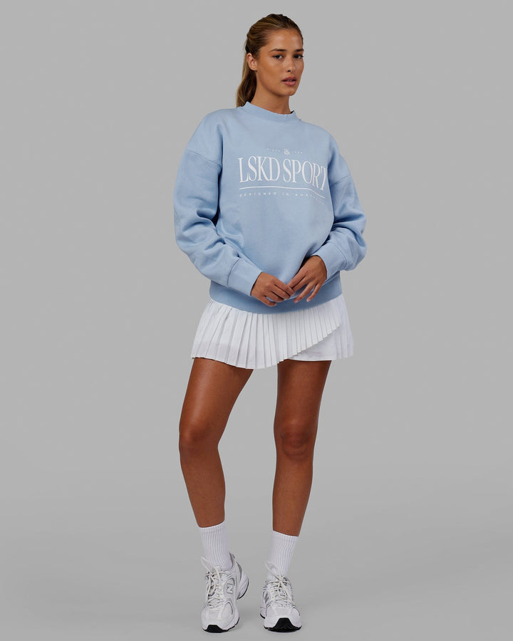 Woman wearing Unisex Heritage Sweater Oversize - Windsurfer