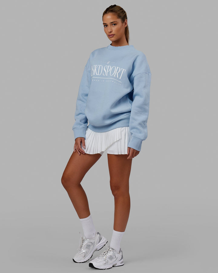 Woman wearing Unisex Heritage Sweater Oversize - Windsurfer