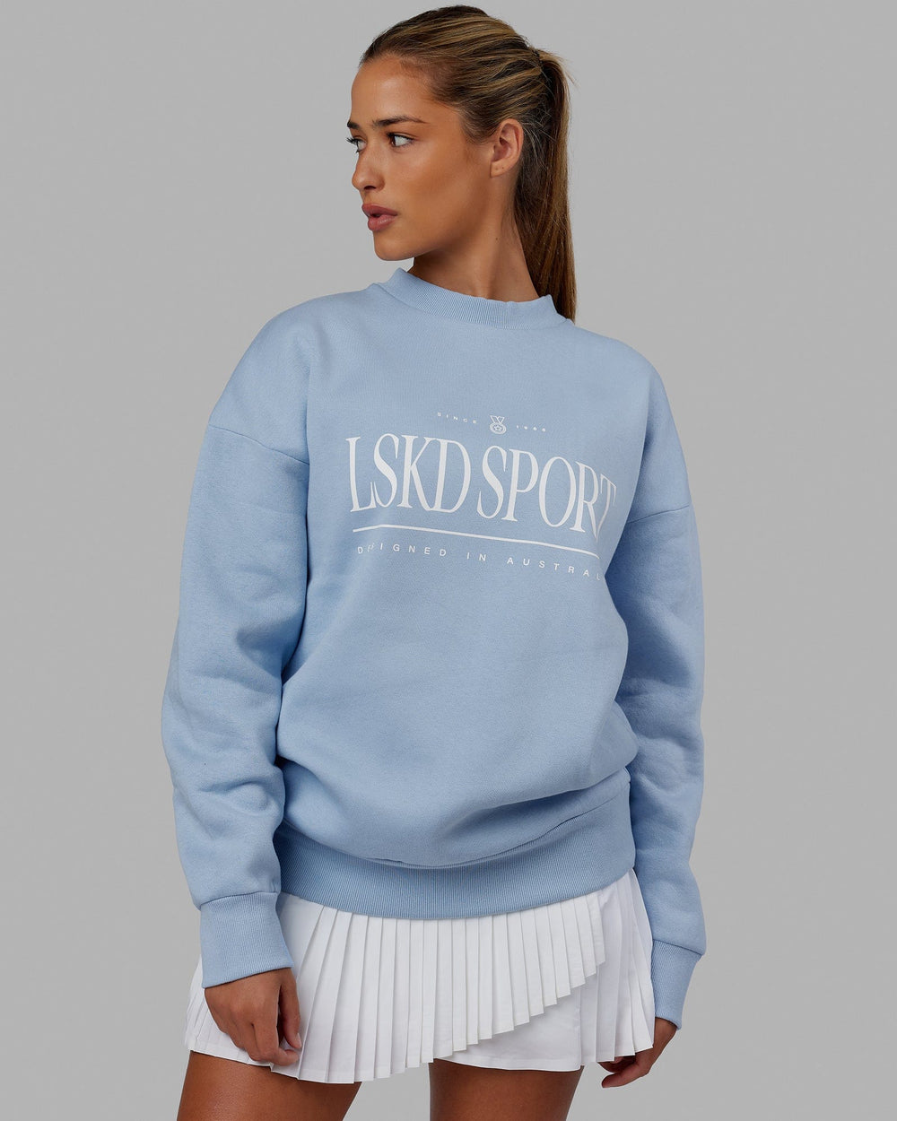 Woman wearing Unisex Heritage Sweater Oversize - Windsurfer