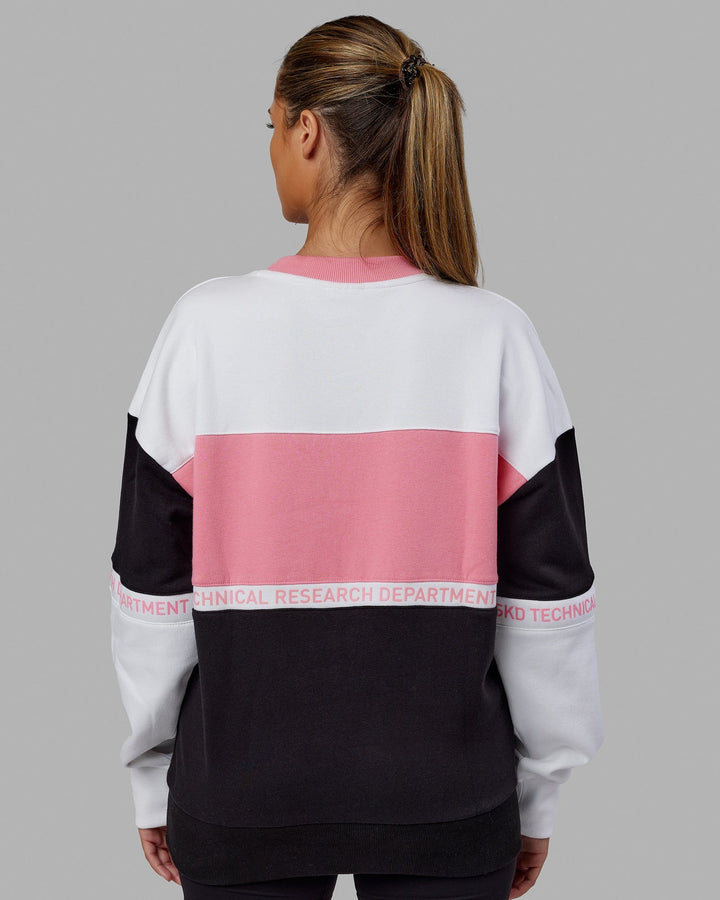 Woman wearing Unisex Sportif Sweater Oversize - Black-Peony Pink