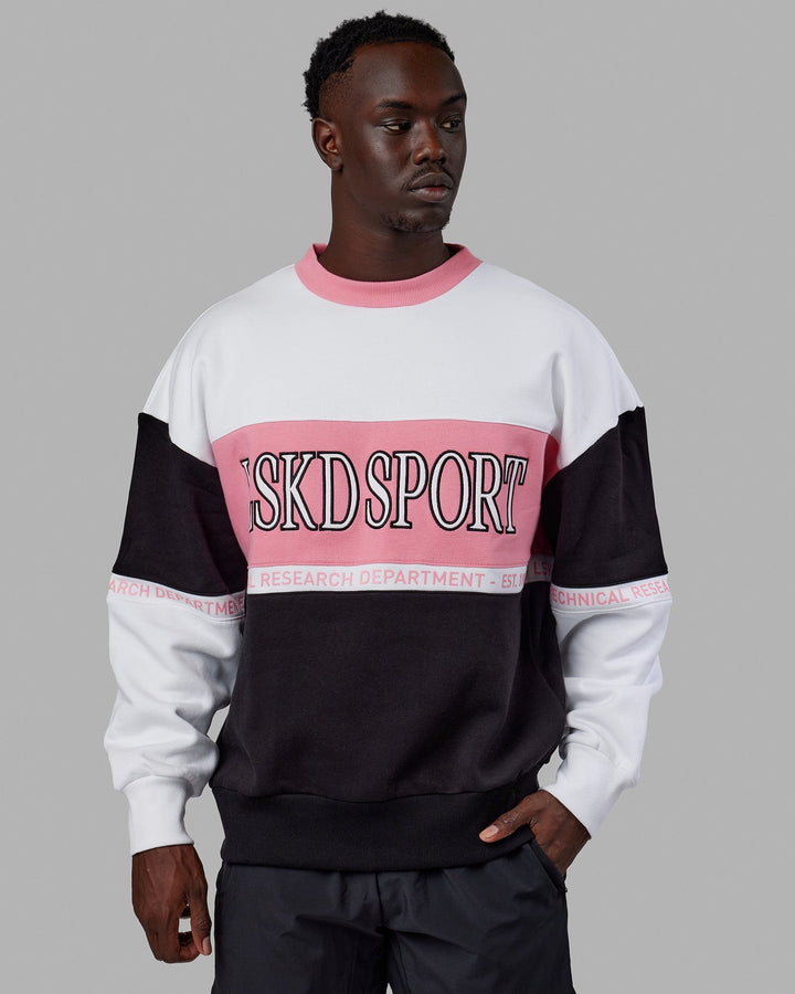 Man wearing Unisex Sportif Sweater Oversize - Black-Peony Pink