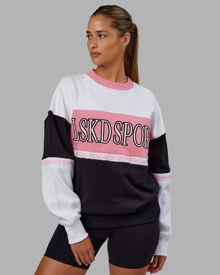 Woman wearing Unisex Sportif Sweater Oversize - Black-Peony Pink