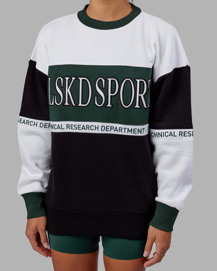 Woman wearing Unisex Sportif Sweater Oversize - Vital Green-Multi