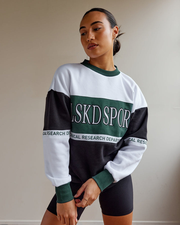 Woman wearing Unisex Sportif Sweater Oversize - Vital Green-Multi