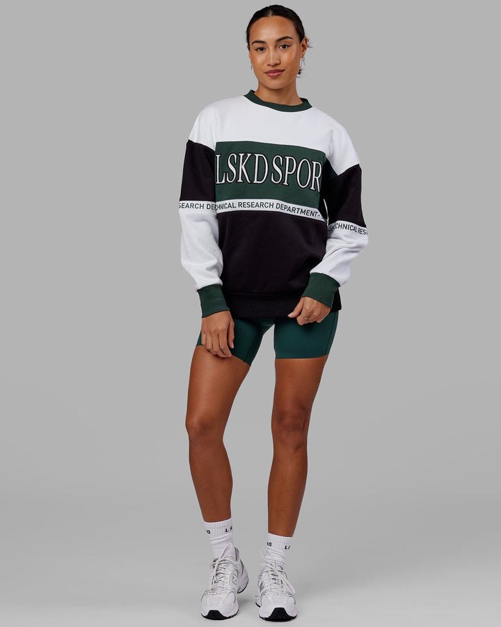 Woman wearing Unisex Sportif Sweater Oversize - Vital Green-Multi